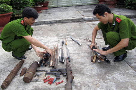 Cán bộ Công an TX. Long Khánh đang tích cực thu hồi và phân loại các vũ khí vừa vận động người dân tự nguyện giao nộp.