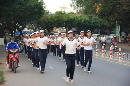 Học sinh các trường rước đuốc từ Văn miếu Trấn Biên về nơi tổ chức khai mạc