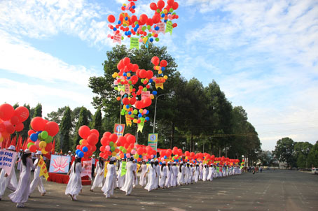 Thả bong bóng chào mừng khai mạc HKPĐ tỉnh lần VIII năm 2012