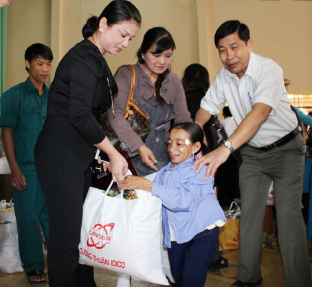 Trao quà cho hộ nghèo là nạn nhân chất độc da cam tại xã Phú Lý.