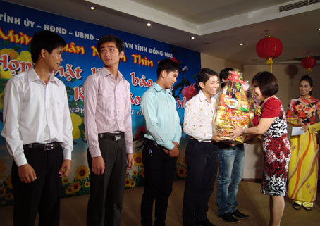 Bà Linda Tan Woo Hồ Ngọc Dung, Việt kiều Thái Lan, tặng quà cho các sinh viên Việt kiều Campuchia đang học tập tại Đồng Nai.