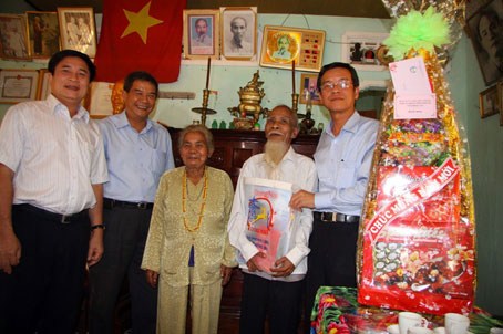 Lãnh đạo tỉnh thăm các già làng tiêu biểu