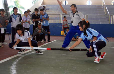 Trường phổ thông dân tộc nội trú tỉnh giành chiến thắng áp đảo ở môn đẩy gậy.              Ảnh: H.ANH