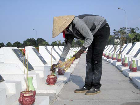 Những người giữ ấm mộ liệt sĩ