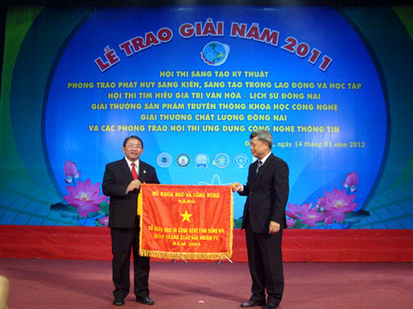 Thứ trưởng Bộ KHCN Trần Việt Thanh trao cờ thi đua xuất sắc cho Sở KHCN.