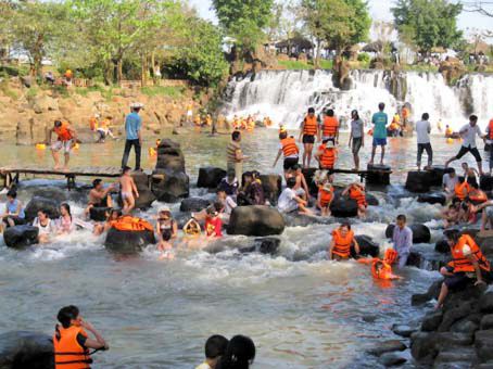 Khách vui chơi tại khu du lịch Giang Điền.                                                             Ảnh: B. NGUYÊN