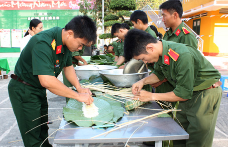 Các học viên Trường đại học Nguyễn Huệ tham gia gói bánh chưng Tết.