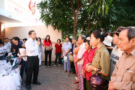 Ông Trần Huy Thanh, Tổng biên tập báo Đồng Nai phát biểu tại buổi trao quà "Cây mùa Xuân"