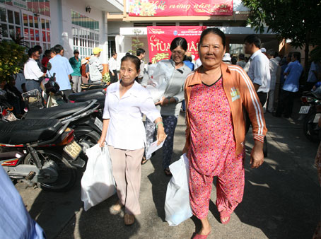 Bà con hớn hở ra về