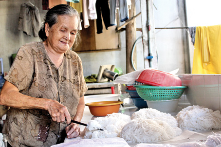 Làm bún ở nhà bà Nhạn.