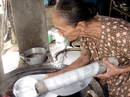 Tráng bánh ở xóm Miễu, Thạnh Phú.