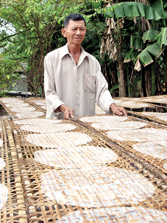 Phơi bánh ở xóm Miễu, Thạnh Phú