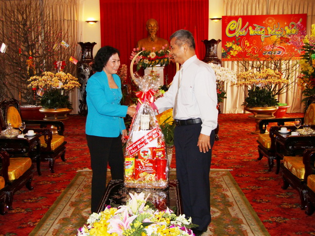 Đồng chí Bùi Ngọc Thanh, Ủy viên Ban TVTU, Trưởng ban Dân vận Tỉnh ủy tiếp đồng chí Đặng Ngọc Tùng