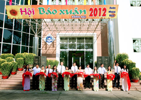 Cắt băng khai mạc Hội Báo Xuân tỉnh năm 2012