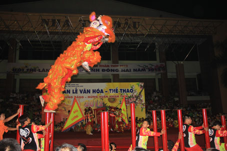 Giải lân sư rồng là hoạt động đầu tiên sau lễ khai mạc tuần văn hóa - thể thao