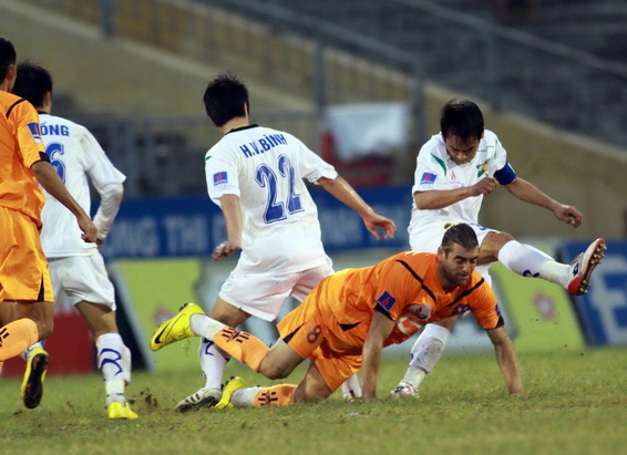 Bóng đá bạo lực đang là vấn nạn của giải VĐQG từ mấy năm nay. Ảnh: T.L