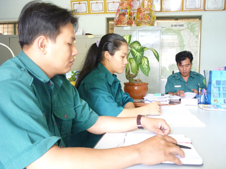 Bùi Thị Mỹ Duyên vẫn tất bật công việc cùng đơn vị trước ngày nhập ngũ.