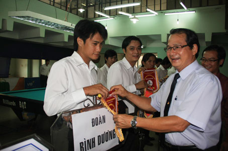 Ban tổ chức trao cờ lưu niệm cho các đơn vị tham dự giải