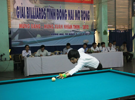 Cơ thủ Nguyễn Kim Long (vô địch carom 3 băng giải tỉnh) thi đấu tại giải.