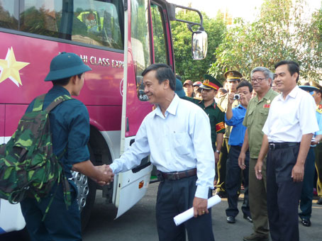 Lãnh đạo huyện Tân Phú tiễn đưa tân binh lên đường nhập ngũ