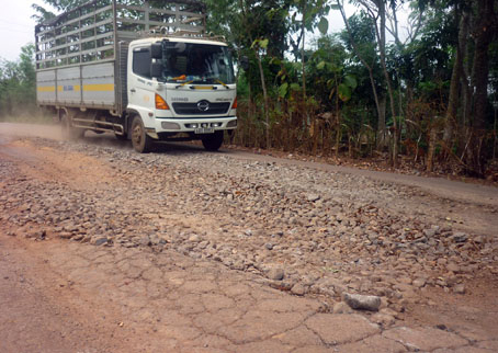 Người đi đường liên tục gặp những đoạn đường hư như thế này trên tuyến hương lộ 24 (thuộc địa bàn hai huyện Trảng Bom - Thống Nhất).