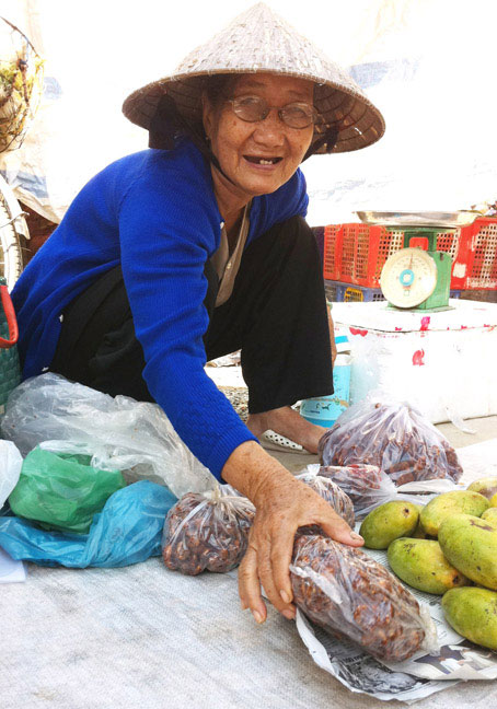 Bà Ba đang bán hàng.