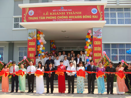 Cắt băng khánh thành Trung tâm phòng chống HIV/AIDS.