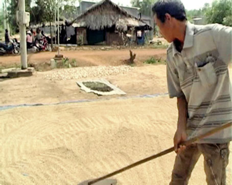 Anh Điểu Phua phơi nông sản.