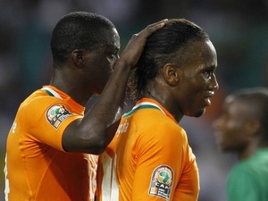 Toure an ủi Drogba sau trận đấu (Nguồn: AFP)