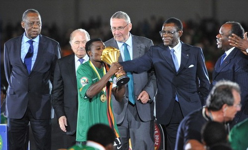 Thủ quân Zambia nhận cúp vô địch (Nguồn: AFP)
