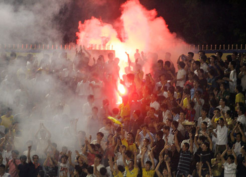 Cổ động viên SLNA đốt pháo sáng trên sân Gò Đậu.      Ảnh: T.L
