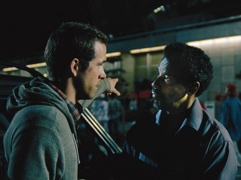 Ryan Reynolds và Denzel Washington trong phim "Safe House". Ảnh: Universal.