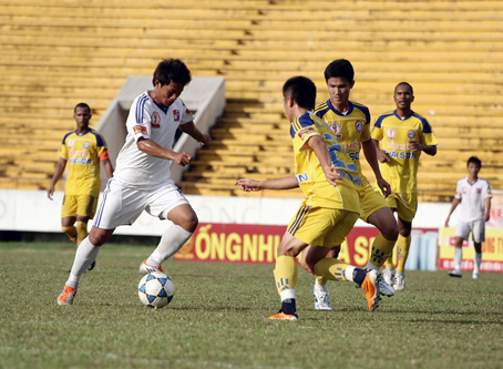 ĐồngNai (trái) quyết đấu cùng Quảng Nam trên sân Tam Kỳ. Ảnh: H.ANH