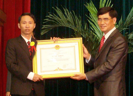 Bác sĩ Hoàng Văn Minh (trái) nhận Bằng khen của Thủ tướng Chính phủ.        