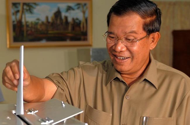 Thủ tướng Campuchia Hun Sen đi bỏ phiếu bầu cử Thượng viện..jpg