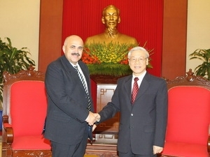 Party lear Nguyen Phu Trong greets Carlos Martinez 