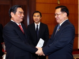 Politburo member Le Hong Anh receives Chairman of the Cambodian Parliament’s Committee for External Affairs, International Cooperation and Information Chheang Vun