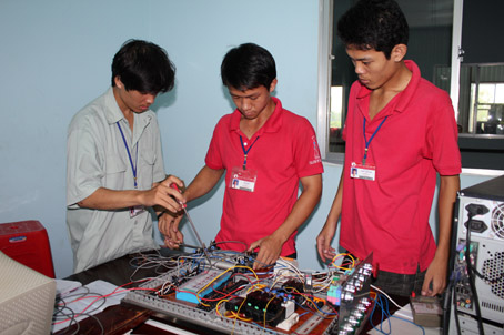 Học viên hệ trung cấp Trường đại học công nghệ Đồng Nai thực tập nghề điện-điện tử.       Ảnh:  T.THÚY