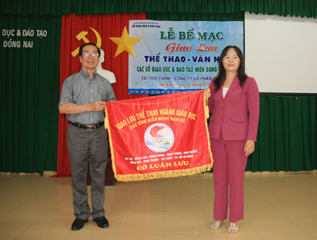 Giám đốc Sở GD-DT Đồng Nai Lê Minh Hoàng  trao cơ luân lưu cho đơn vị đăng cai tổ chức giao lưu năm 2013