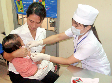 Đưa con đi tiêm ngừa vaccine phòng bệnh tại Trung tâm y tế dự phòng tỉnh.