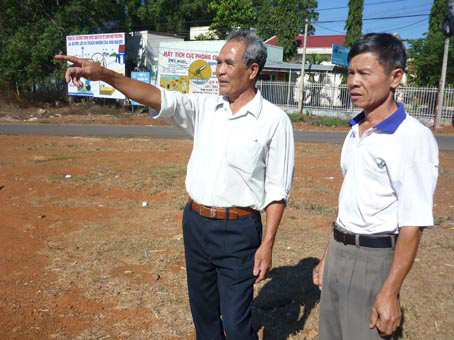 Ông Kháng (trái) và ông Quý luôn sát cánh cùng nhau trong công việc chung của ấp.