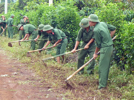 Lực lượng vũ trang tỉnh giúp dân làm vệ sinh đường giao thông nông thôn.