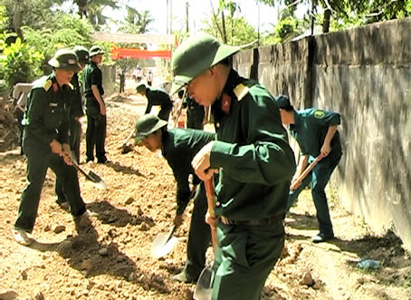 Cán bộ, chiến sĩ các đơn vị quân đội trên địa bàn huyện Xuân Lộc cùng tham gia làm đường giao thông nông thôn.    Ảnh: L.TÙNG