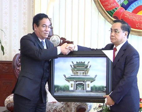 Bí thư Tỉnh ủy Trần Đình Thành (bên trái) tặng quà lưu niệm cho Thủ tướng Thongsinh Thammavong.