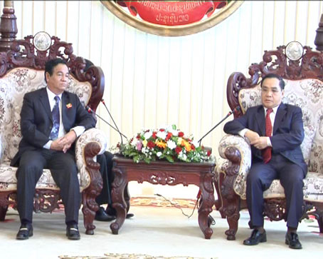 Bí thư Tỉnh ủy Trần Đình Thành (bên trái) hội kiến với Thủ tướng Thongsing Thammavong.