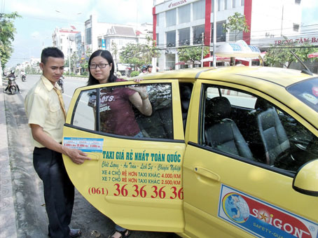 Giá xăng tăng cao khiến các hãng taxi phải điều chỉnh giá cước (Ảnh minh họa).  Ảnh: L.Q