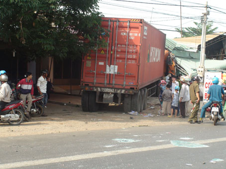 Chiếc xe container đã đâm vào nhà dân sau tai nạn