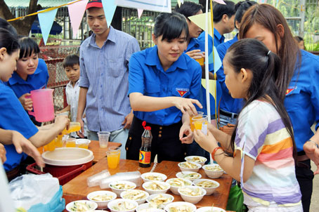 Các em thiếu nhi tham gia ẩm thực.