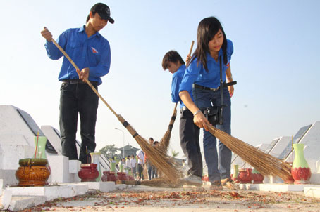 Đoàn viên thanh niên ra quân làm vệ sinh nghĩa trang. 