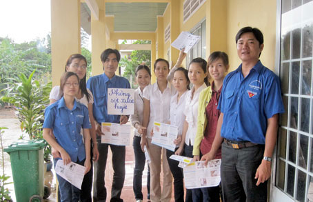 Bí thư Đoàn xã Xuân Trường Lương Minh Tân (bìa phải) tham gia tuyên truyền sốt xuất huyết tại trường học.